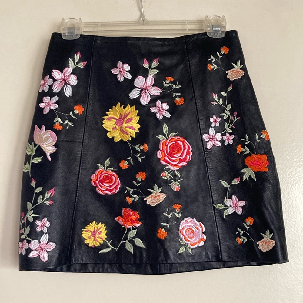 ASILIO Black Leather embroidered mini skirt. Sz 4.